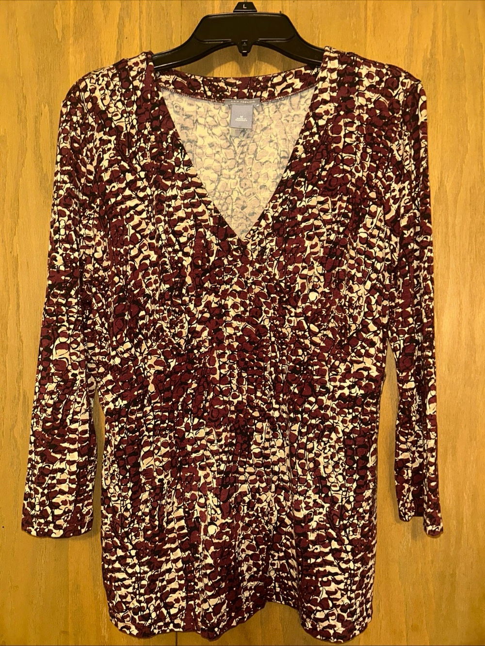 Ann Taylor Burgundy and Cream Print V-Neck 3/4 Sleeve Top